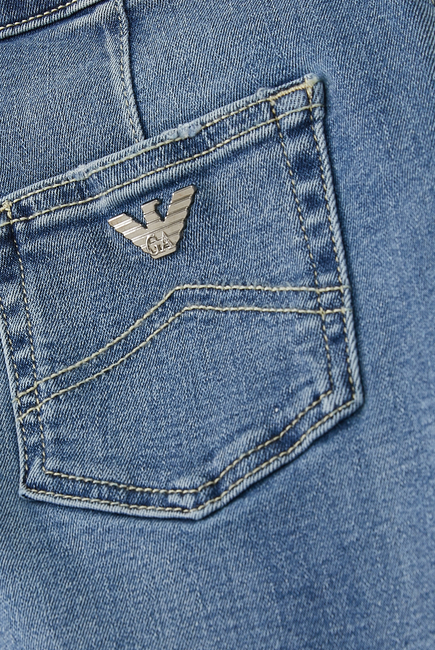 بنطال جينز بشعار الماركة للأطفال